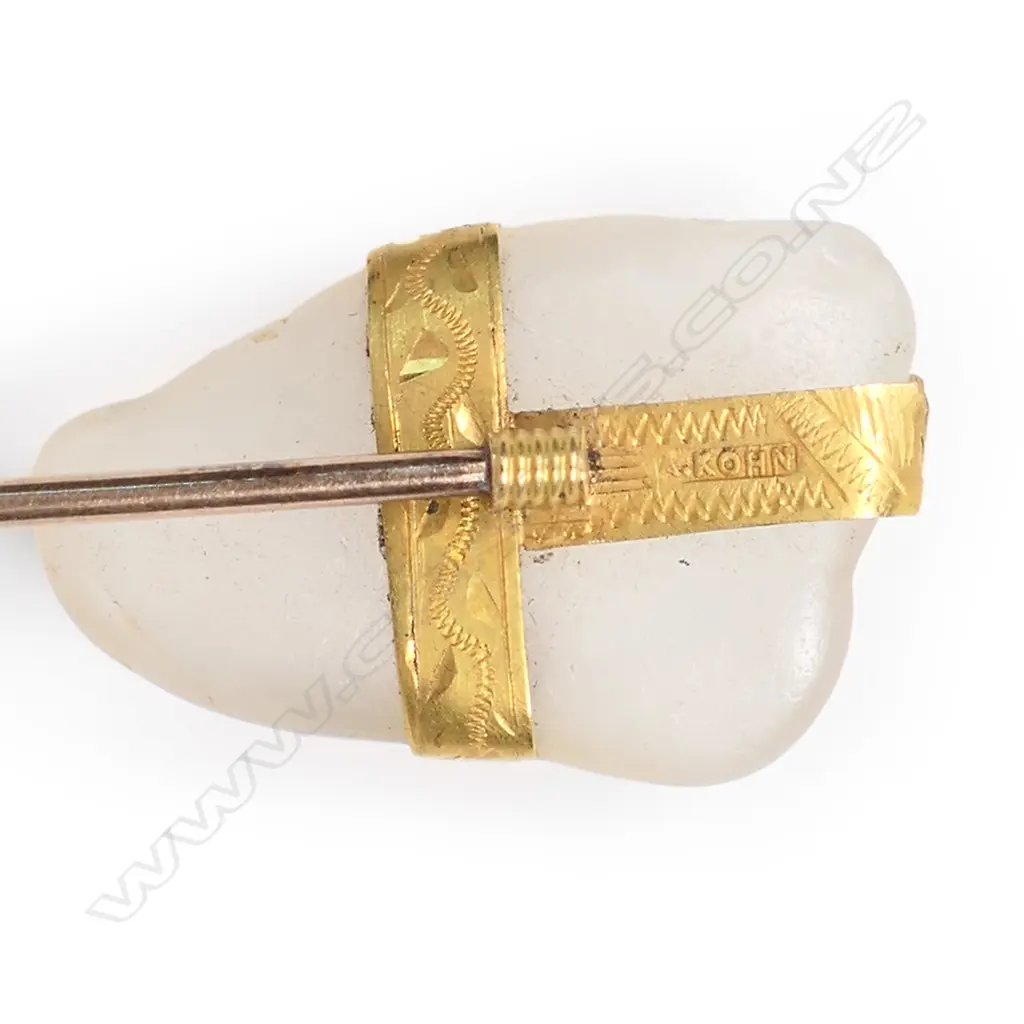 Adolph Kohn (Auckland) gold and chalcedony nugget pin, Image 1++